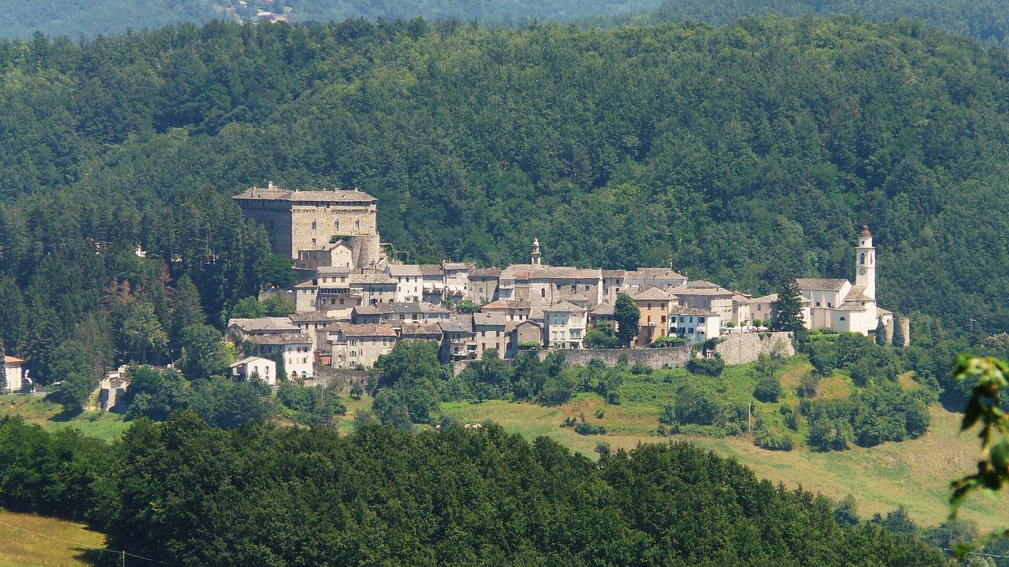 Compiano and its castle above the green Taro valley