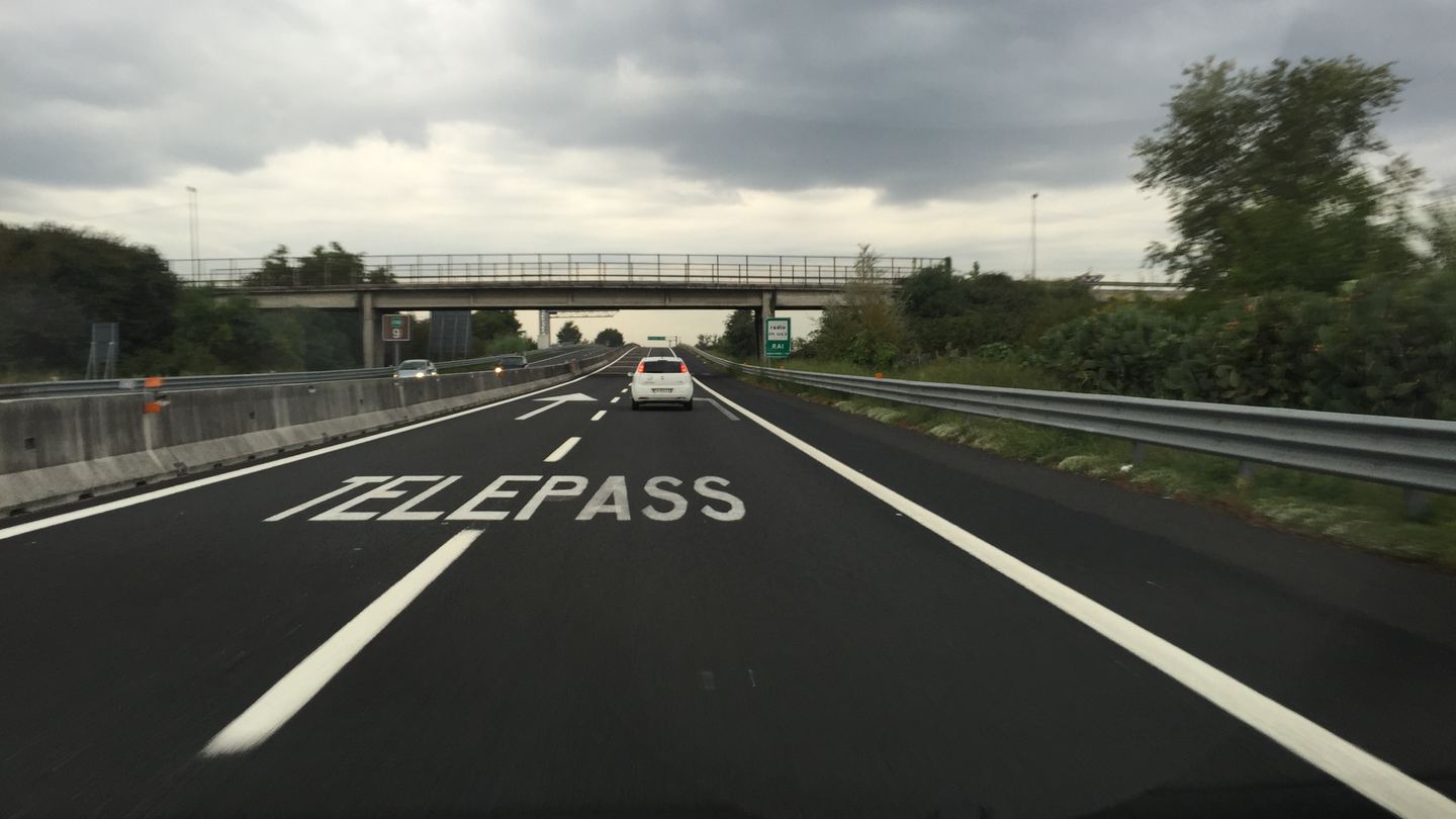 A marked Telepass-only approach lane on the Autostrada A16 near Naples