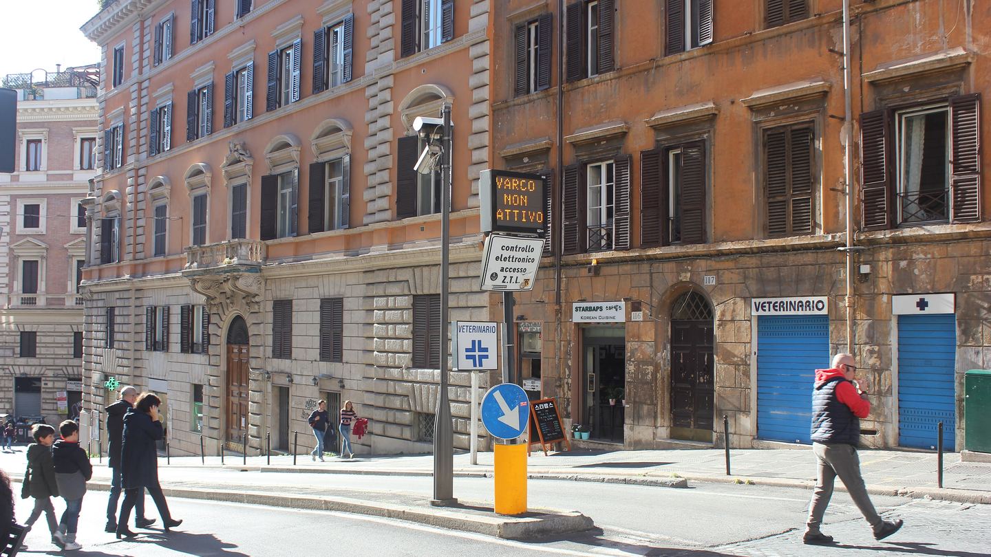 Restricted-traffic-zone signage on Via Cavour in Rome