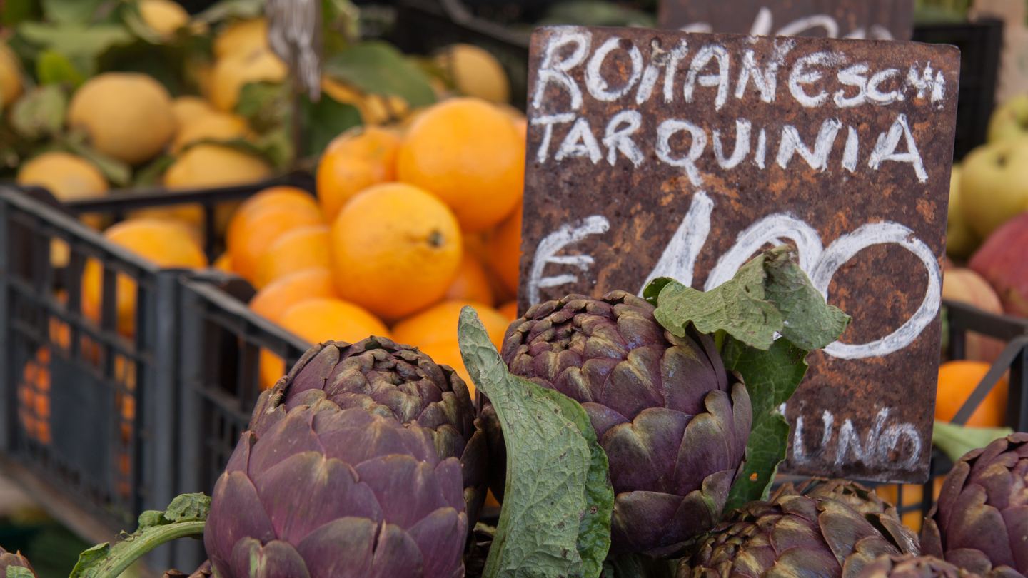 Artichokes and oranges at a Roman market in 2012; context, not Elizabeth Minchilli or her tour