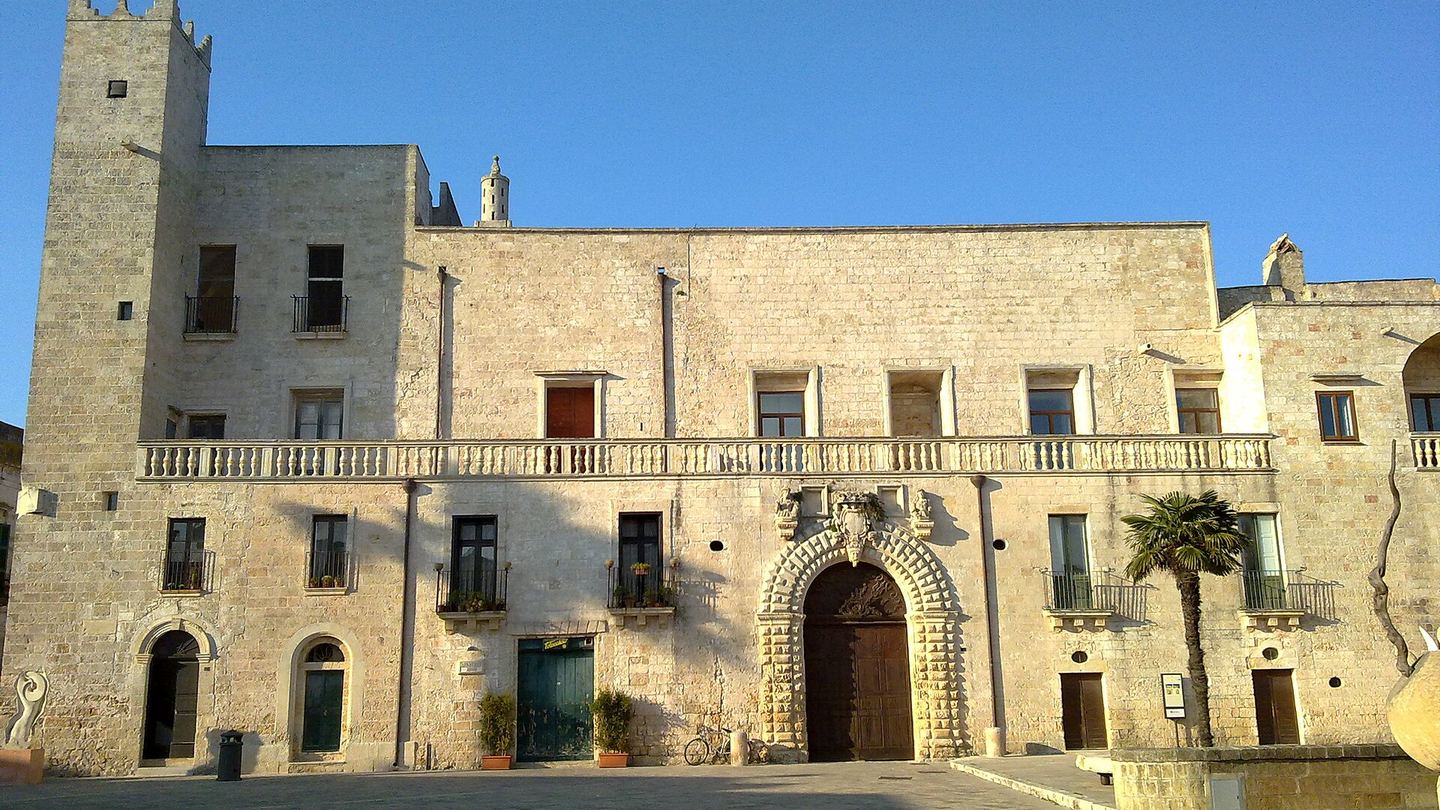 Palazzo Risolo and the pale stone centre of Specchia